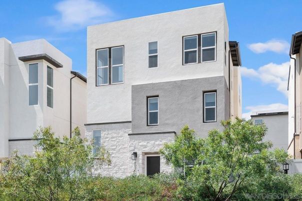 Exterior, Facade, Rowhouse