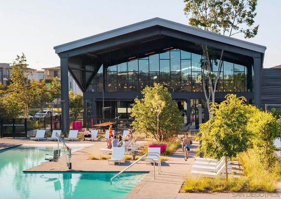Exterior, Facade, Pool, Modern