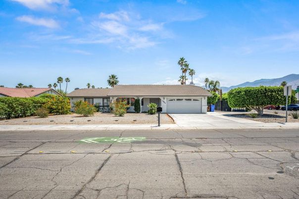Attached, Exterior, Facade, Ranch