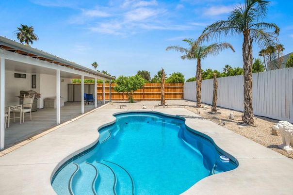 Exterior, Pool