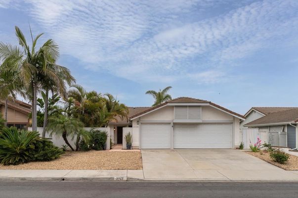 Attached, Exterior, Facade, Mediterranean