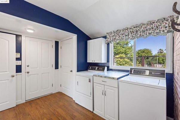 Interior, Recessed Lighting, Washer, Wood Texture Flooring