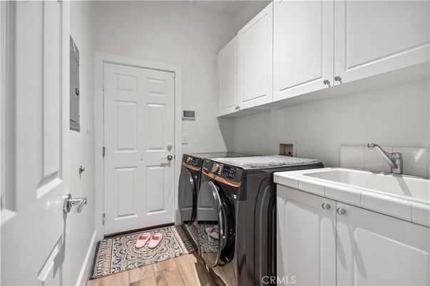 Interior, Washer, Wood Texture Flooring