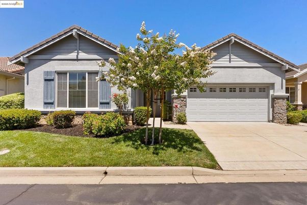Attached, Exterior, Facade, American Craftsman