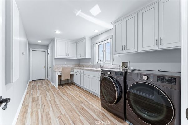 Interior, Recessed Lighting, Washer, Wood Texture Flooring