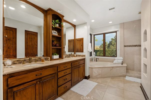 Bathroom, Dual Sink Vanities, Interior, Recessed Lighting