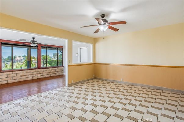 Empty room, Interior