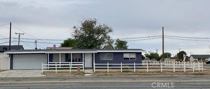 Attached, Exterior, Facade, Ranch