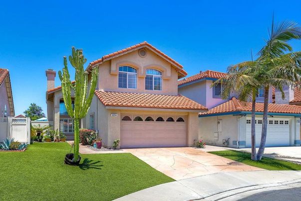Attached, Exterior, Facade, Mediterranean