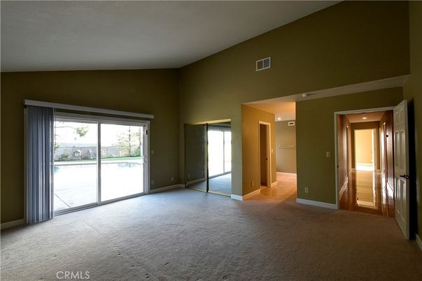 Empty room, Interior