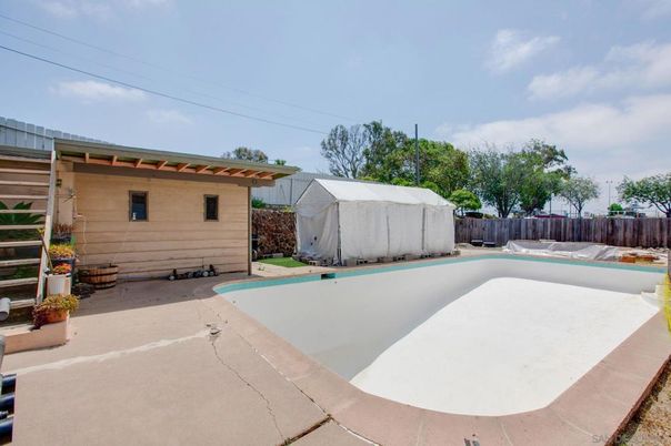 Exterior, Pool