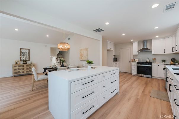 Chandelier, Dining room, Interior, Kitchen, Pendant Lights, Recessed Lighting, Wood Texture Flooring