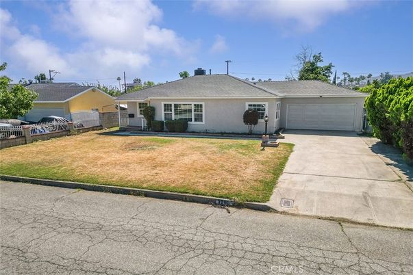 Attached, Exterior, Facade, Ranch