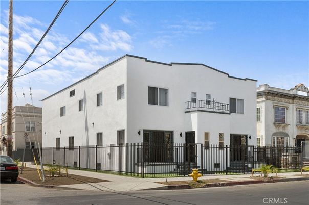 Exterior, Facade, Modern