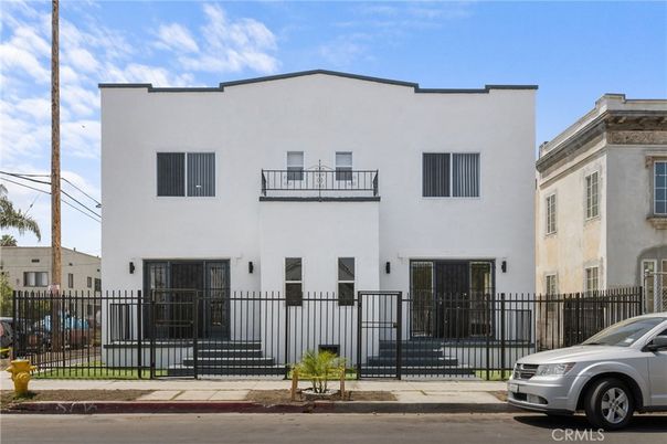 Exterior, Facade, Modern