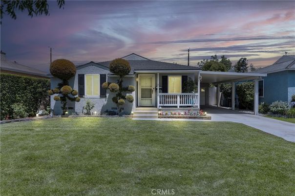 Backyard, Exterior, Facade, Ranch