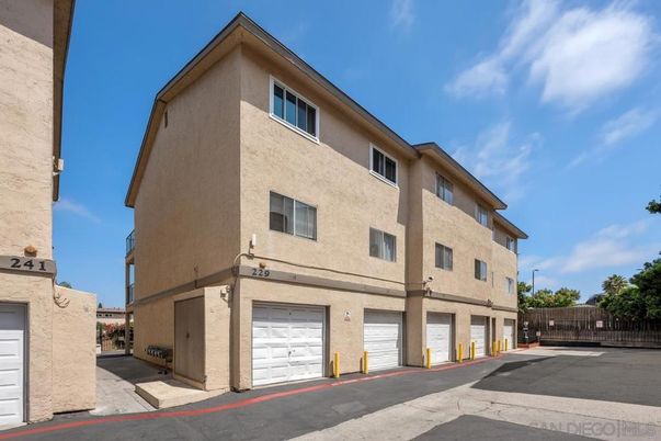Attached, Exterior, Facade, Rowhouse