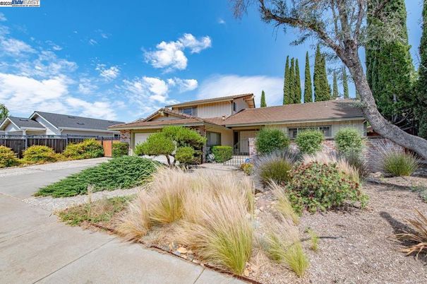 Attached, Exterior, Facade, Ranch