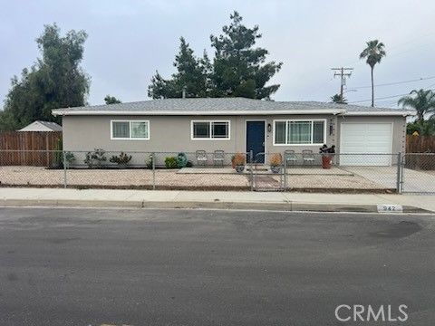 Attached, Exterior, Facade, Ranch