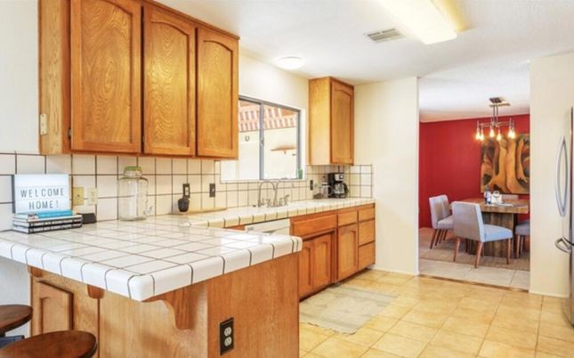Chandelier, Dining room, Interior, Kitchen, Pendant Lights, Tile Countertops