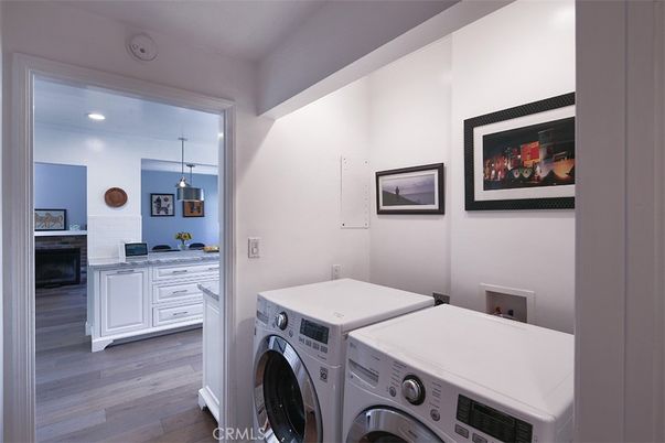 Interior, Pendant Lights, Recessed Lighting, Washer, Wood Texture Flooring