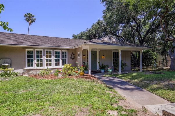 Backyard, Exterior, Facade, Ranch