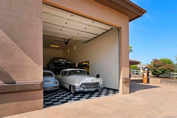 Exterior, Garage