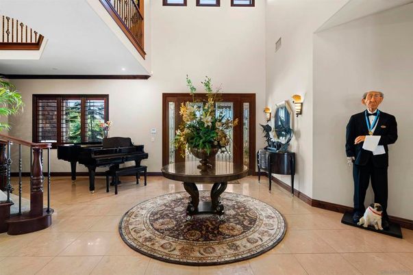 Interior, Piano