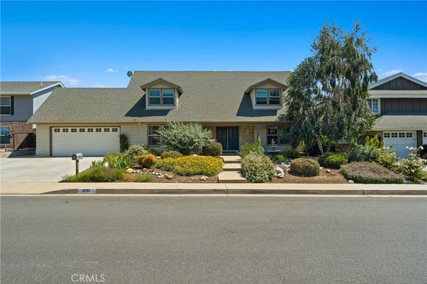 Attached, Exterior, Facade, Cape Cod