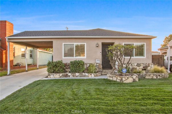 Backyard, Exterior, Facade, Ranch