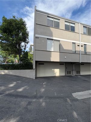 Attached, Exterior, Facade, Rowhouse