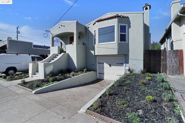 Attached, Exterior, Facade, Spanish Mediterranean