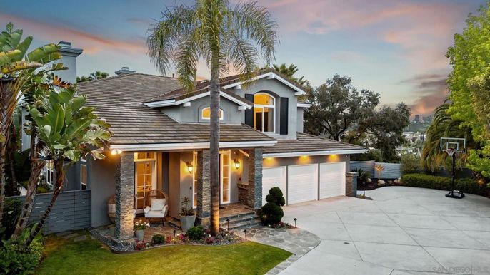Attached, Exterior, Facade, Mediterranean