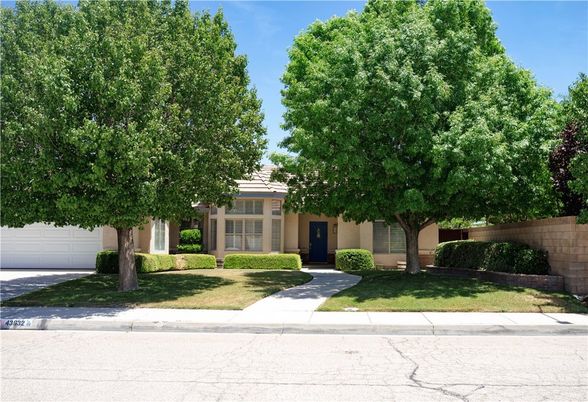 Exterior, Facade, Ranch