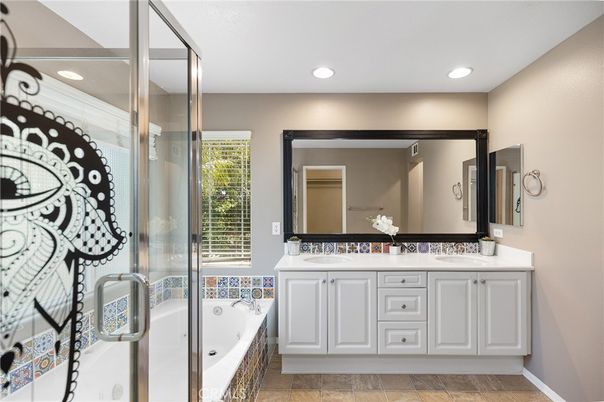 Bathroom, Dual Sink Vanities, Interior, Recessed Lighting