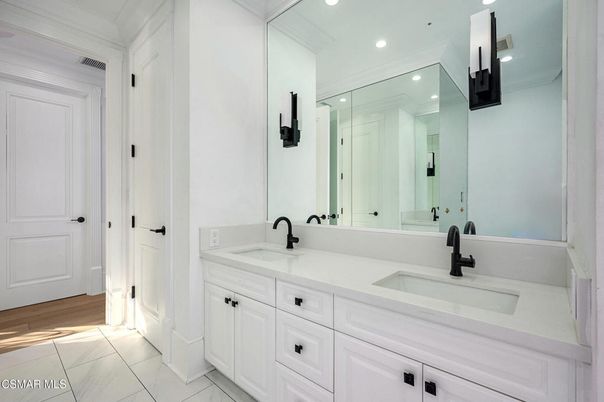 Bathroom, Dual Sink Vanities, Interior, Recessed Lighting