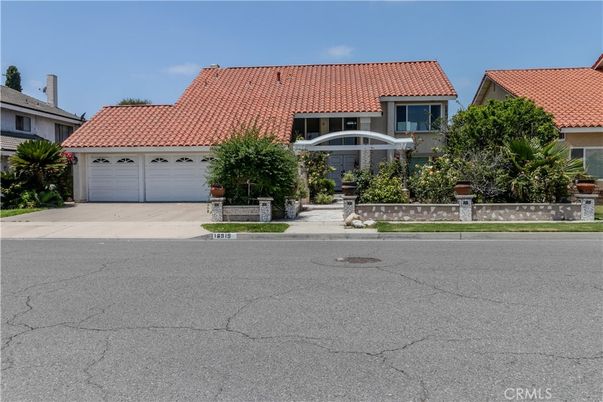 Attached, Exterior, Facade, Mediterranean