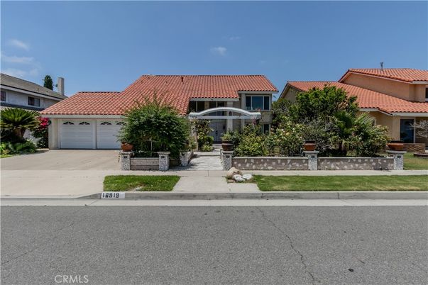 Attached, Exterior, Facade, Mediterranean