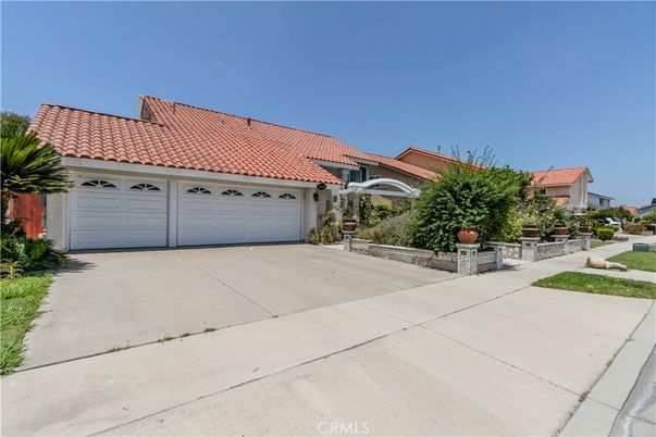 Attached, Exterior, Facade, Mediterranean