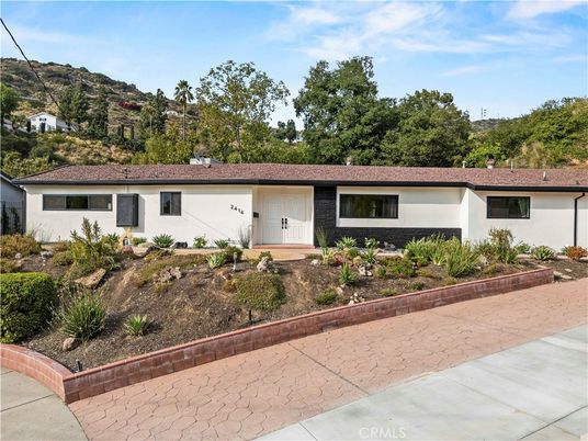 Exterior, Facade, Ranch