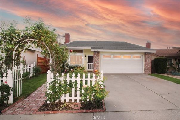 Attached, Exterior, Facade, Ranch
