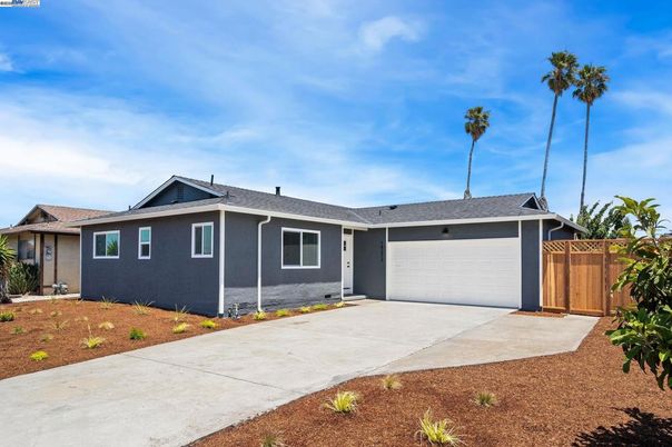 Attached, Exterior, Facade, Ranch