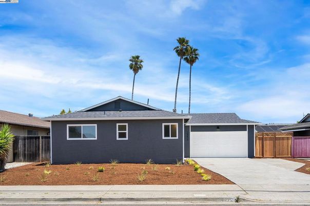 Attached, Exterior, Facade, Ranch