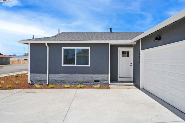 Attached, Exterior, Facade, None