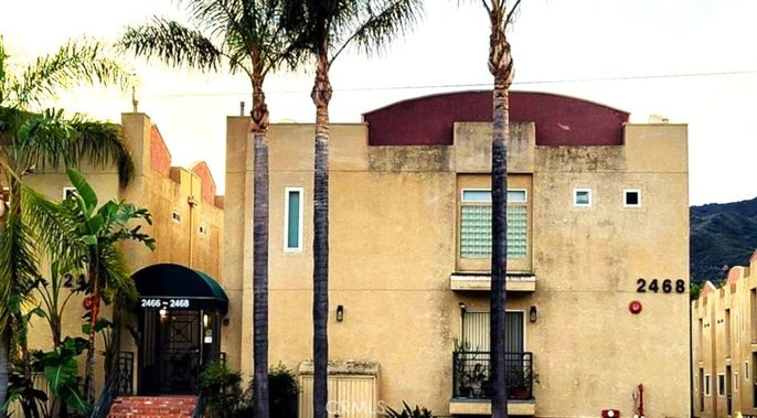 Exterior, Facade, Modern