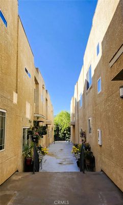 Exterior, Facade, Rowhouse