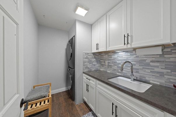 Interior, Kitchen, Washer, Wood Texture Flooring