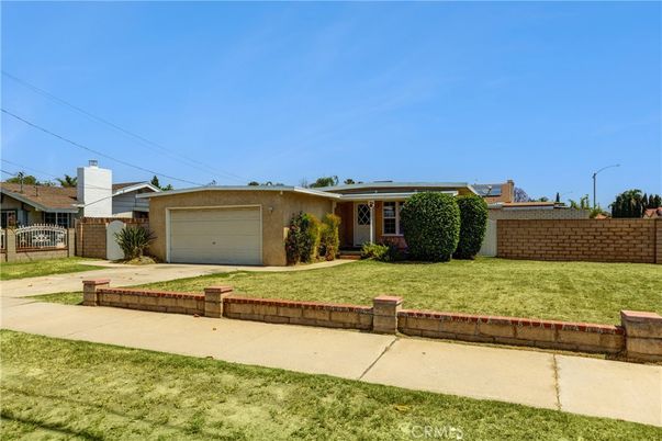 Attached, Exterior, Facade, Ranch