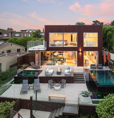 Exterior, Facade, Pool, Modern