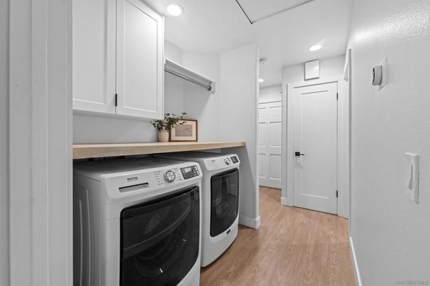 Interior, Recessed Lighting, Washer, Wood Texture Flooring